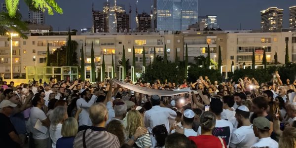 Ne'ilah in Habimah Square 5784